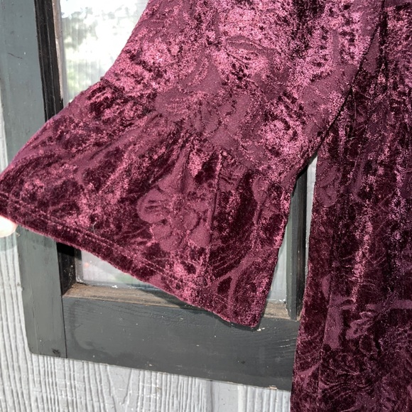 Ann Taylor Factory top, crushed velvet look, burgundy with floral pattern - Picture 3 of 9